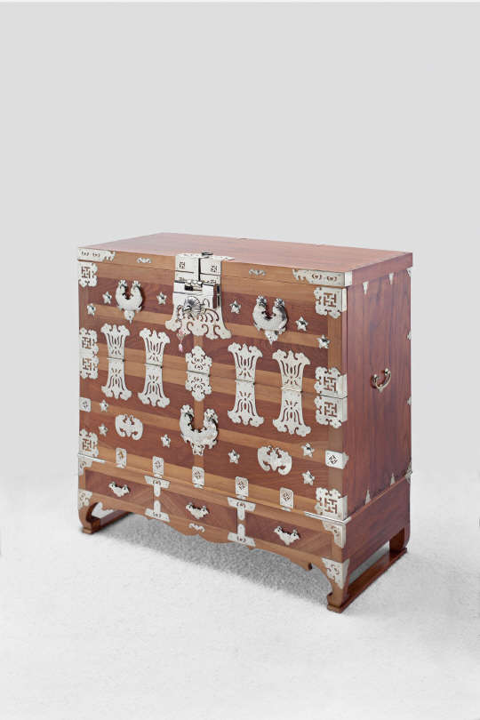 포스코1%나눔재단이 개최하는 서울 강남구 포스코센터 2층 '세대를 잇는 작업-이음'전에 공개한 중요무형문화제 제64호 두석장 김극천 선생의 작품. <포스코 제공>